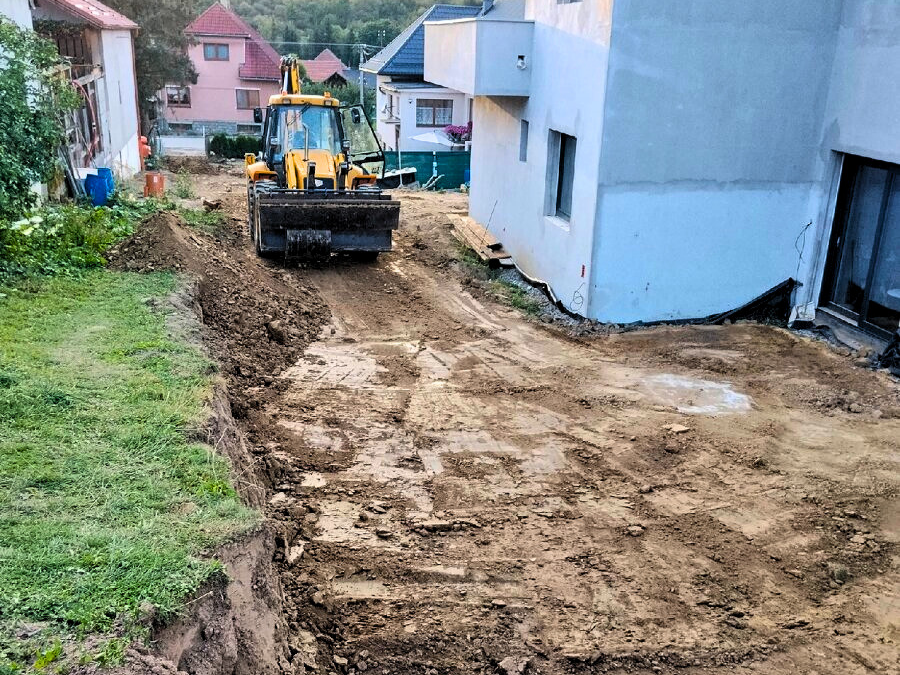 Terénne úpravy, planírovanie a zrovnávanie pozemkov